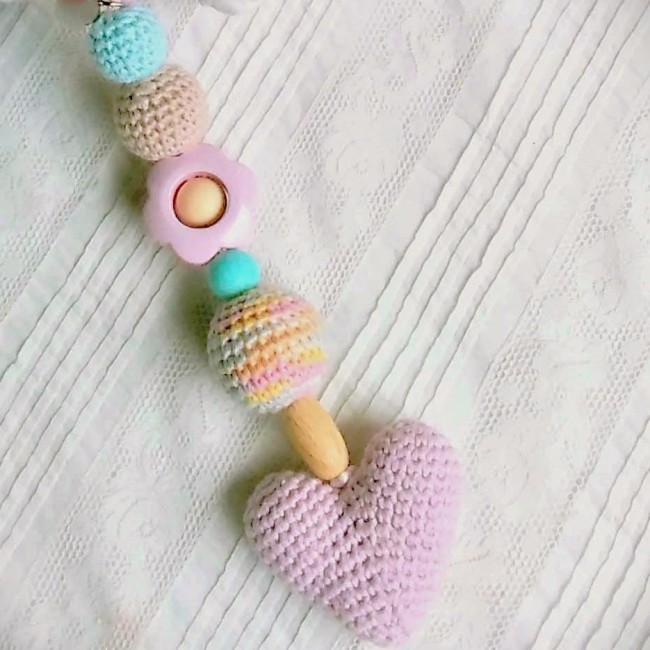 Un grelot se trouve dans la grosse perle crochetée