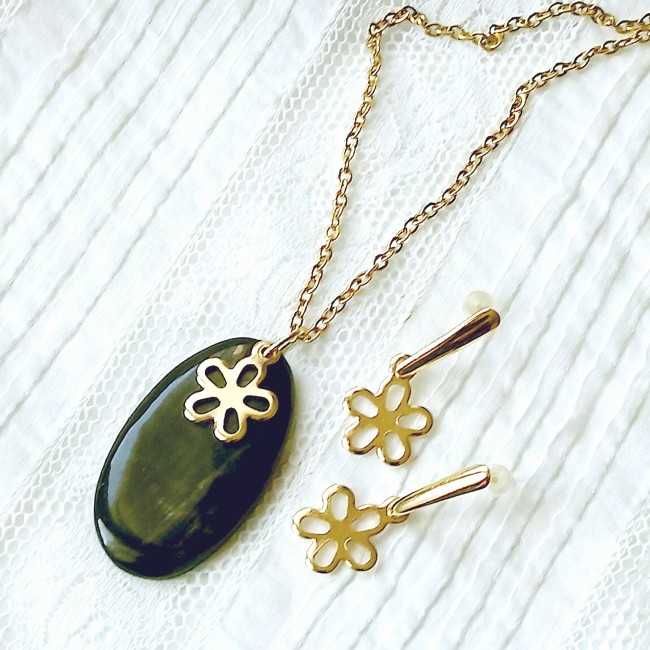 Pendentif en corne noire avec breloque fleur en acier doré