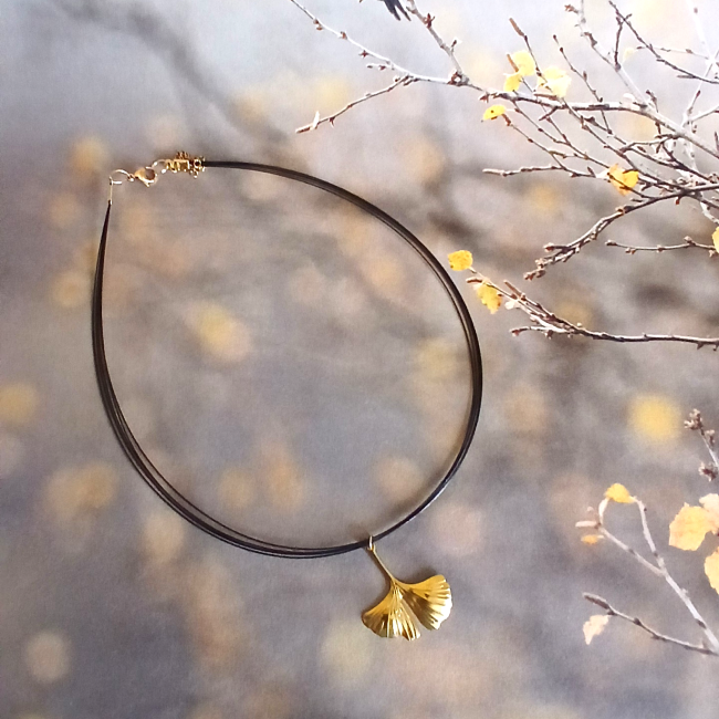 collier avec pendentif doré en forme de feuille de Ginkgo