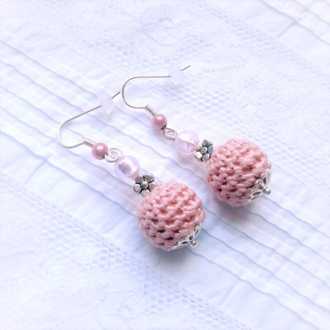 boucle d'oreille en perle crochetée rose 