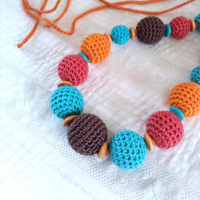 collier d'allaitement avec perles crochetés et lentilles bois non traité