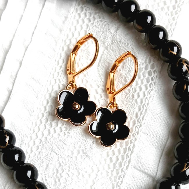 Pendants d'oreille fleur émaillée noire sur base en métal doré