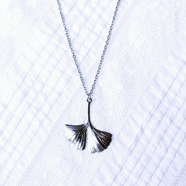 Délicat pendentif en acier inoxydable argent en forme de feuille de Ginkgo