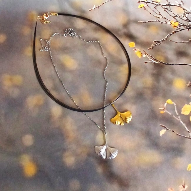 Parfait pour un cadeau vous avez le choix entre deux versions pour ce collier, laiton doré ou acier argent