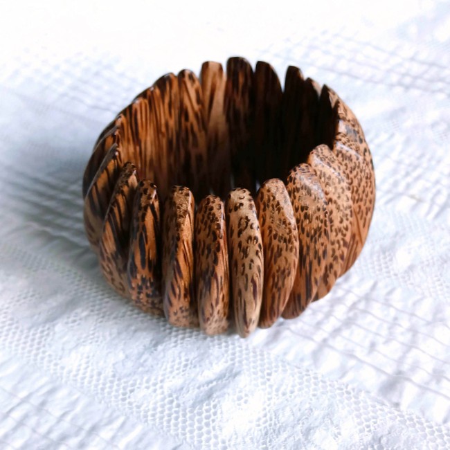 Bracelet manchette ajustable monté sur élastique