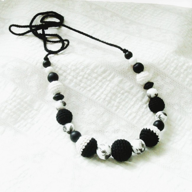 Ce collier a été créé pour éveiller l'intérêt de votre bébé pendant l'allaitement ou le portage