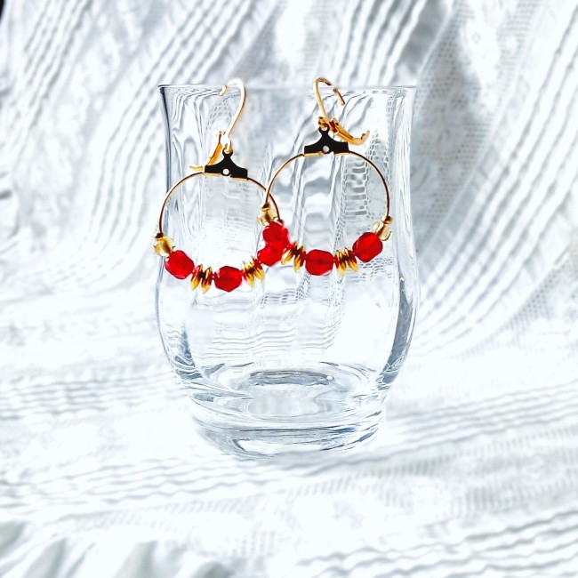 boucle d'oreille femme cristal rouge et laiton doré sur dormeuse