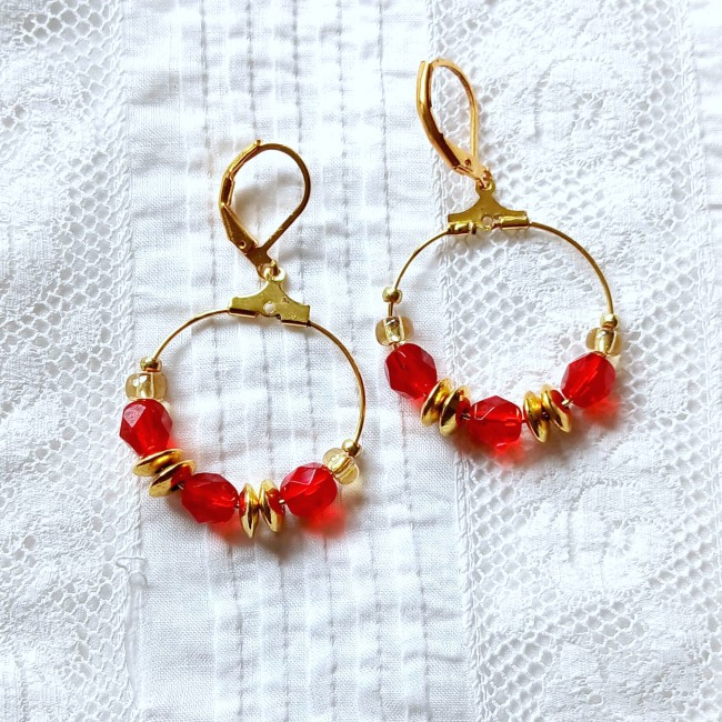 Boucle d'oreilles fantaisie de forme créole, rouge et doré