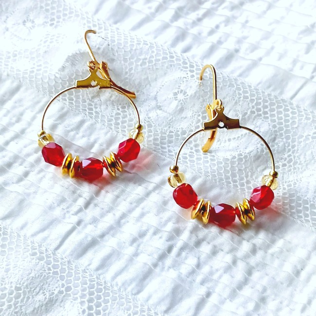 Jolie paire de boucle d'oreilles fantaisie rouge et dorée