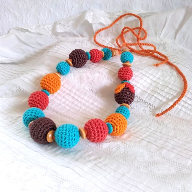 Les perles crochetées par mes soins en coton mouliné sont sans colorants allergisants ou toxiques