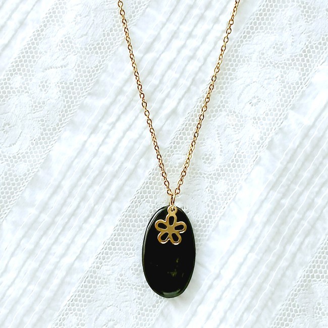 Pendentif noir avec fleur doré sur chaîne en acier inoxydable doré