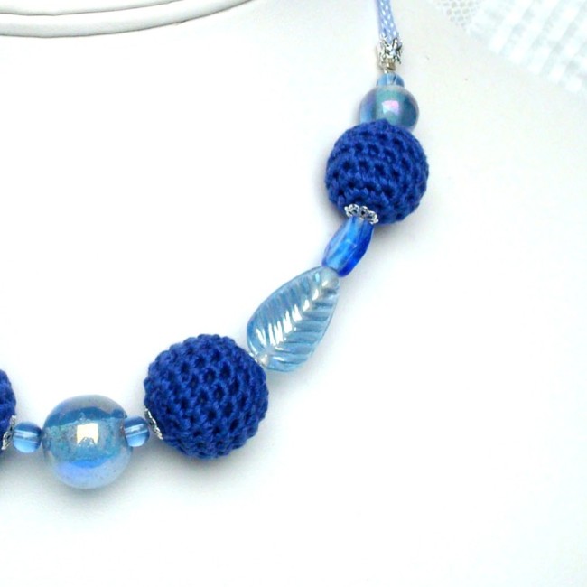Perles crochetées en coton bleu de France et perles en verre irisé