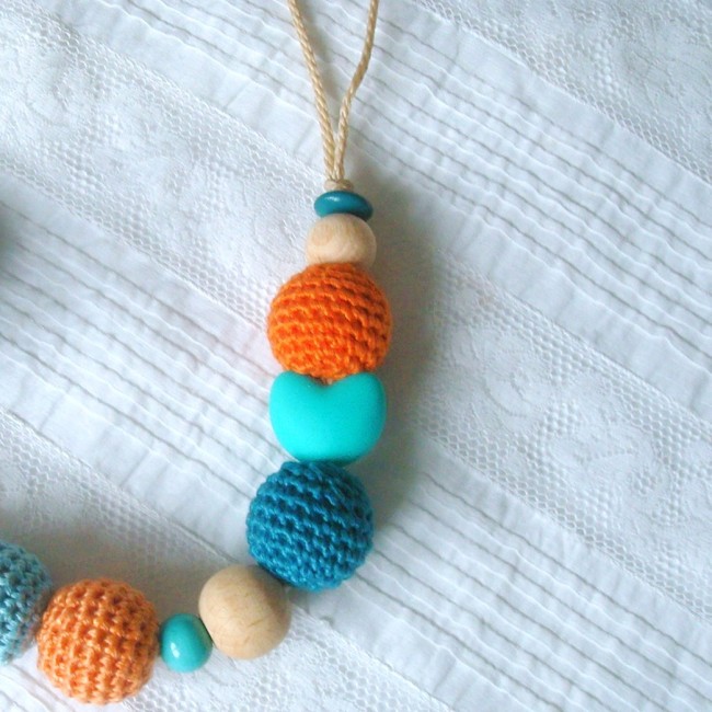 Accroche tétine avec perles coton crocheté et cœur en silicone