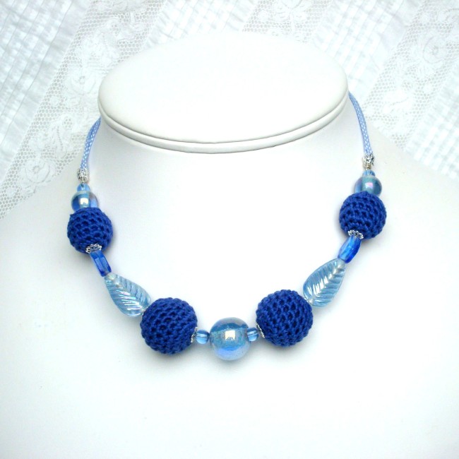 Collier court avec perles en coton crocheté et verre sur cordon satiné bleu ciel