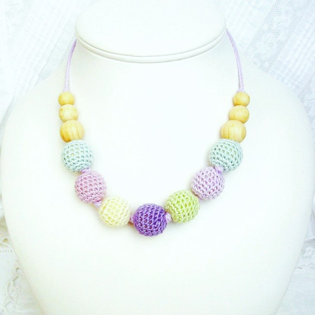 collier perles de coton crocheté et en bois de hêtre adapté aux jeunes mamans