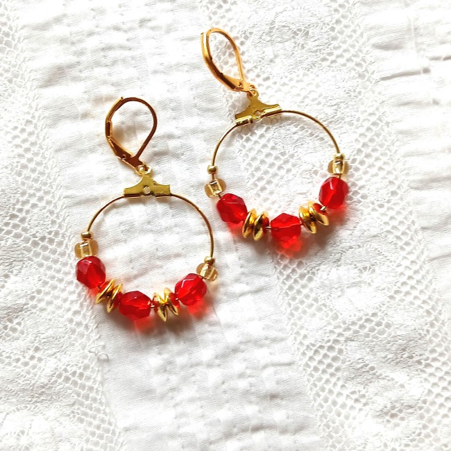 idée cadeau femme, boucles d'oreille rouge et or