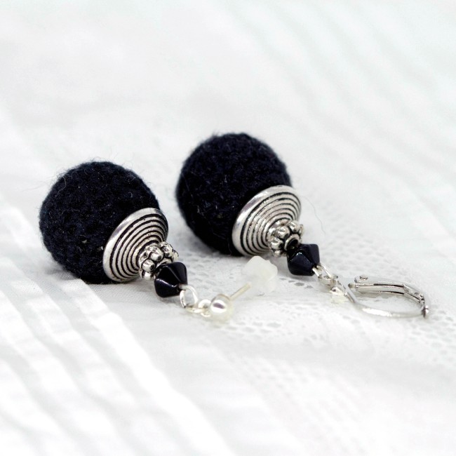 Boucles d'oreille perle crochetée et en verre noir