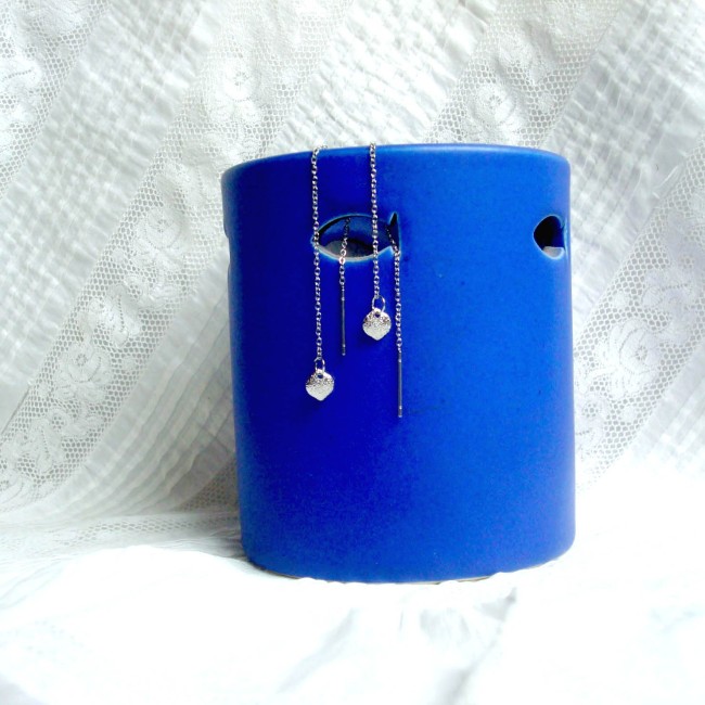 Chaine traversante avec breloque pour oreilles percées