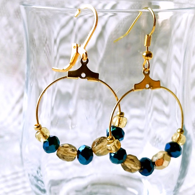 Créoles en laiton doré perles cristal or et bleu électrique