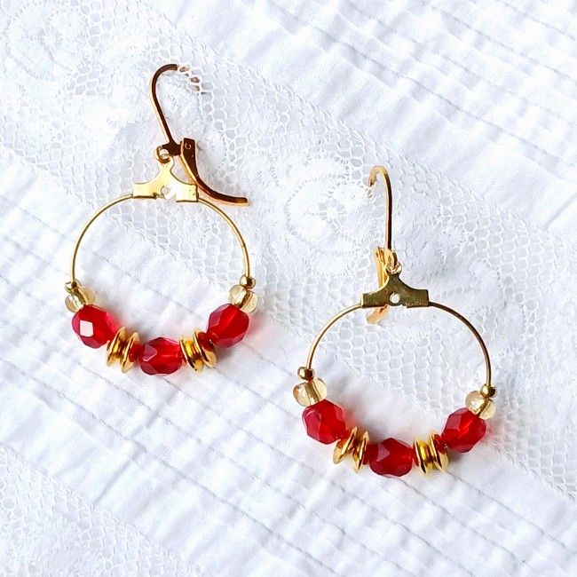 créoles pour femme en perle de cristal rouge et laiton doré montées sur dormeuses