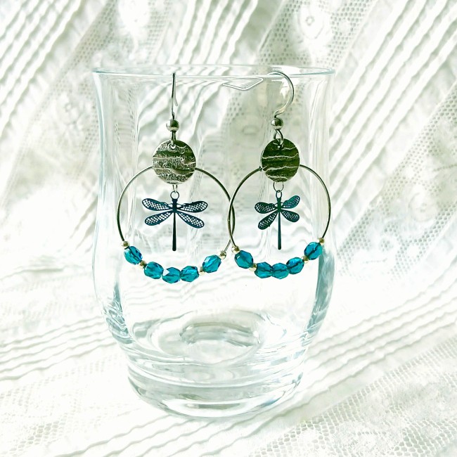 Boucle d'oreille pendante perles et libellule aigue- marine