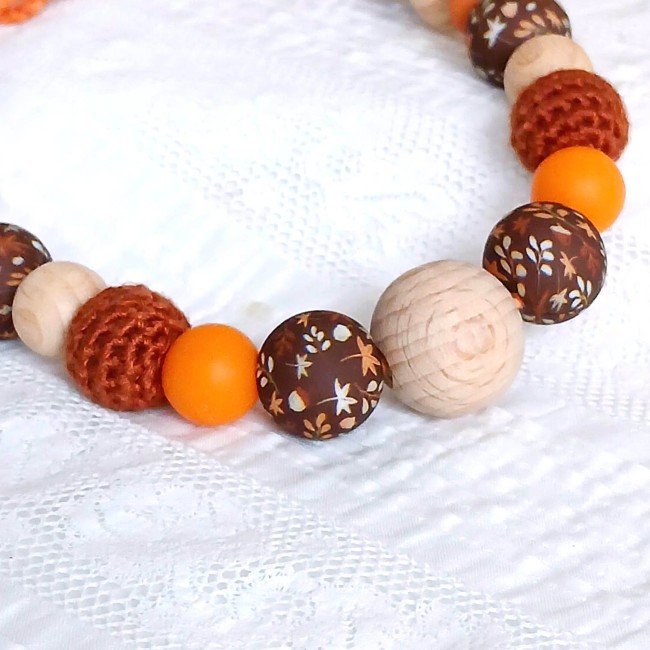 collier perles en bois de hêtre, silicone et coton crocheté, pour aider lors du portage ou au moment de la tétée ou biberon