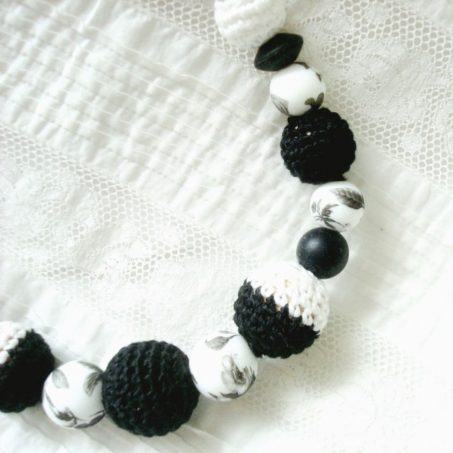 zoom sur les perles crochetées noires et mi- noire et blanche