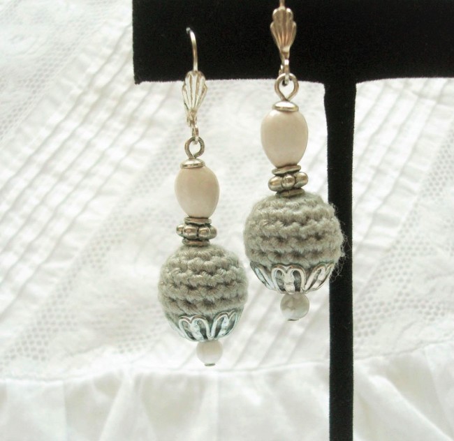 Pendants d'oreille avec perle en coton crocheté gris clair et graine larme de Job