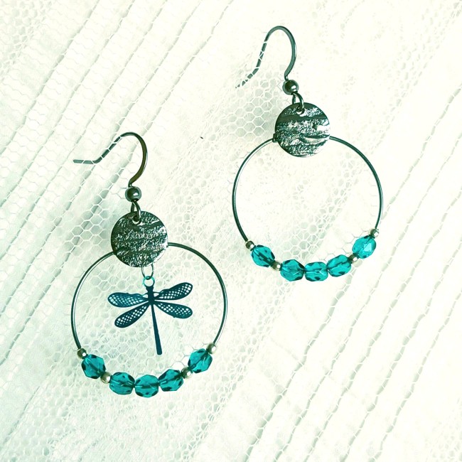 Deux versions de créoles en acier inoxydable argent, pour femme, avec libellule ou sans   