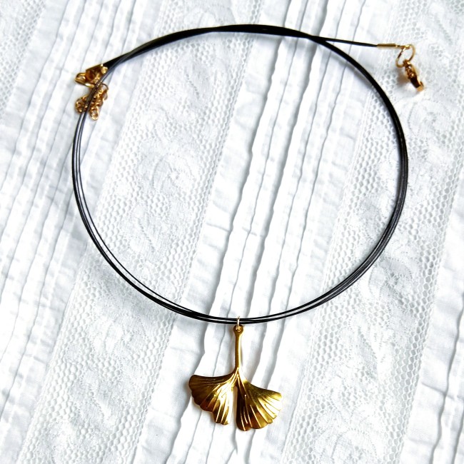Suspension feuille de Ginkgo monté sur cinq fils câblé noirs