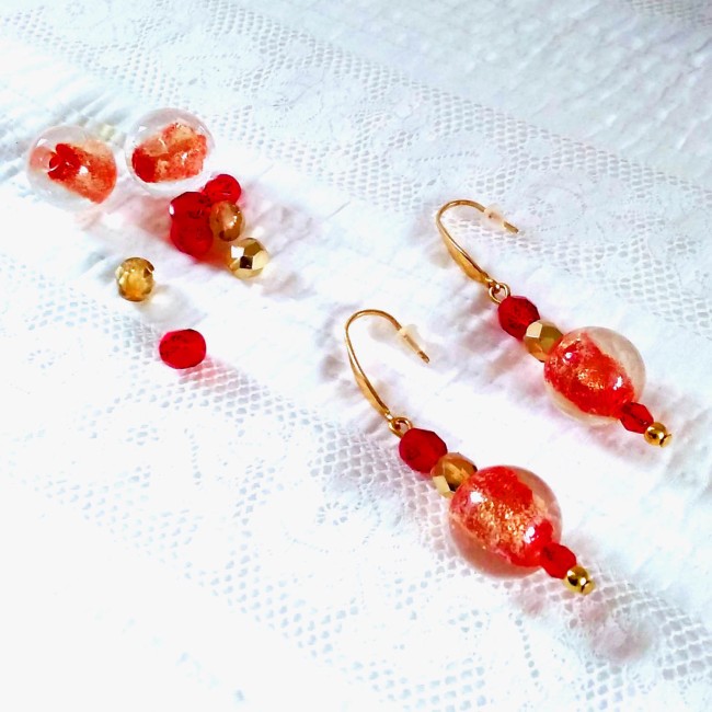Boucles d'oreille modernes et chics rouge et or