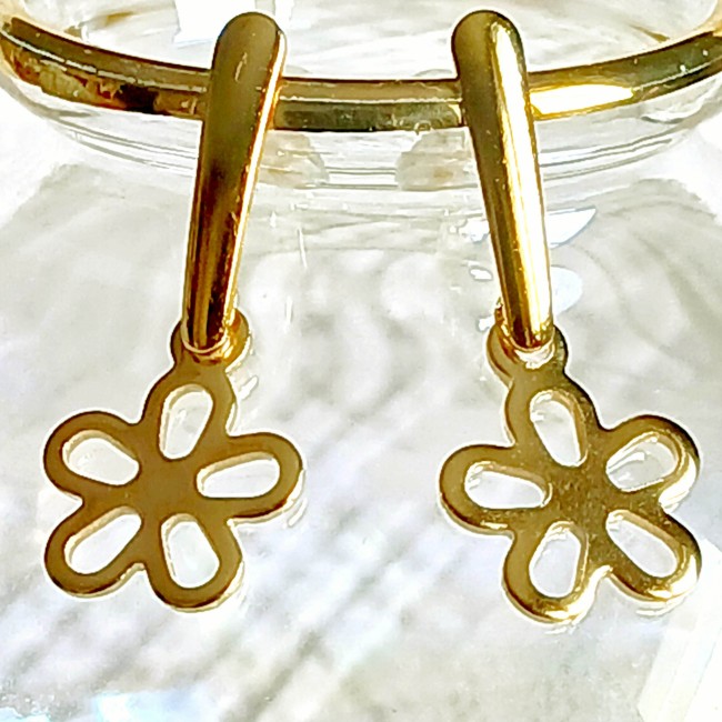 Breloque fleur aux pétales ajourés montée sur clou barre