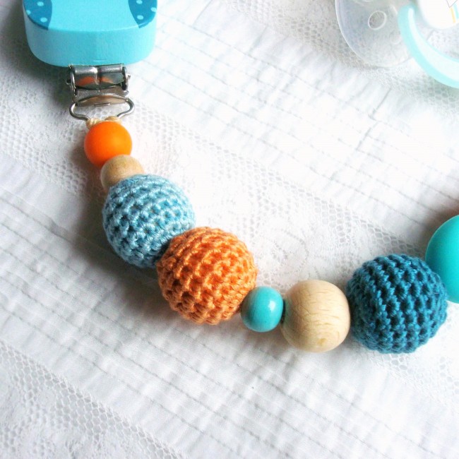 j'ai crocheté des perles dans des couleurs assorties turquoise et papaye