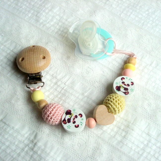 Accroche sucette Panda version rose, jaune et bois naturel