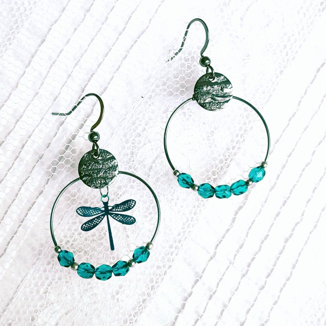 créoles pour femme, une avec estampe libellule et l'autre sans, perles cristal de Bohème aigue-marine foncée