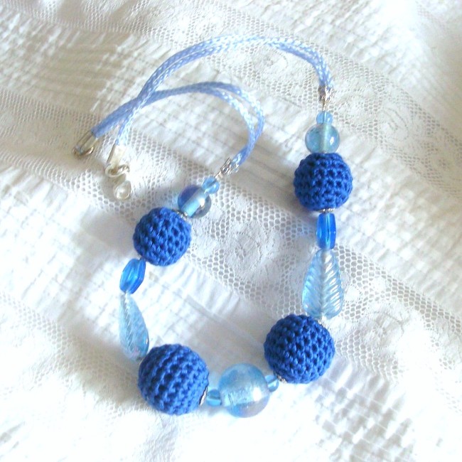 Collier perles coton bleu de France et verre irisé, cordon torsadé en satin bleu ciel