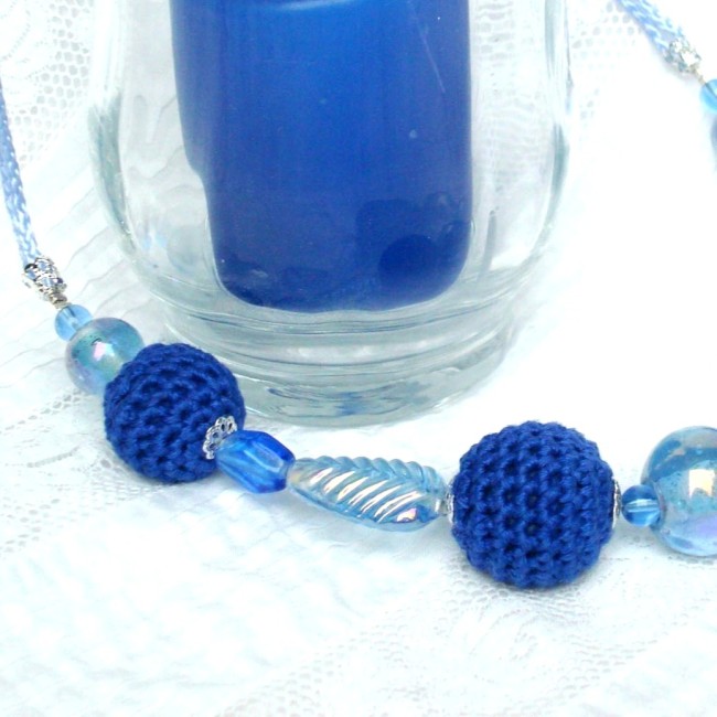 Zoom sur les perles crochetées et celles en verre