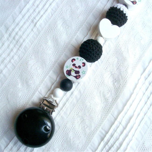Clip noir, perle Panda ,perle crochetée noire, coeur bois blanc