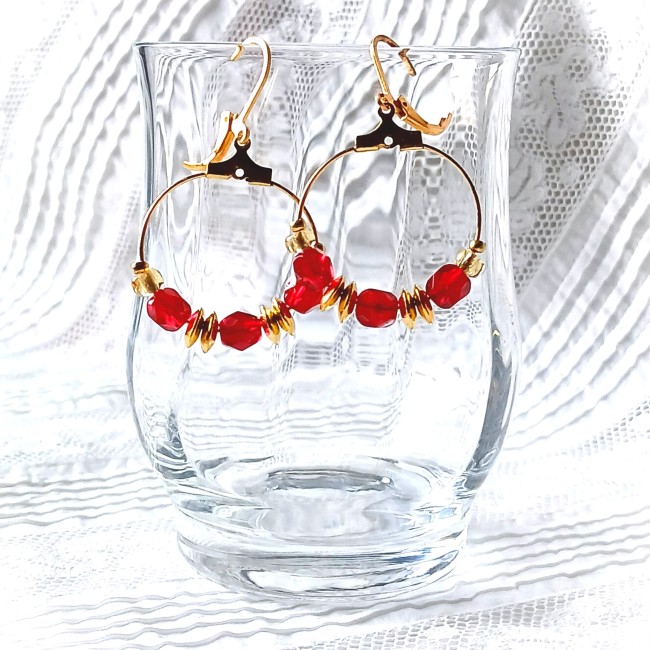 idée cadeau femme, boucle d'oreille cristal rouge et laiton doré