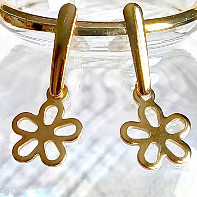 Breloque fleur aux pétales ajourés montée sur clou barre