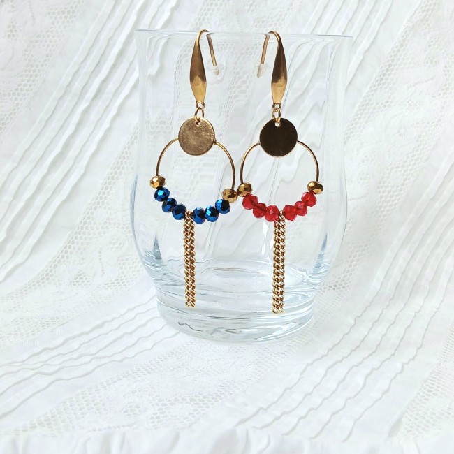 Idée cadeau femme, longues boucle d'oreille dorées et perles rouges ou bleu électrique
