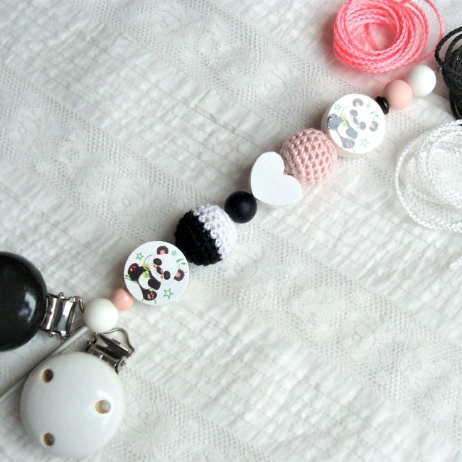 Attache tétine Panda ,perle crochetée rose