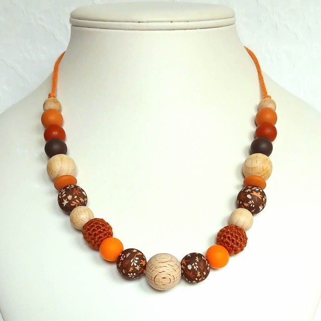 Collier adapté aux jeunes mamans réglable en longueur réalisé dans des tons chaleureux