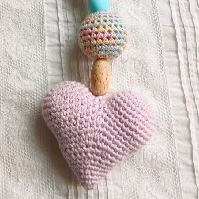 un couineur a  été ajouté dans le coeur crocheté