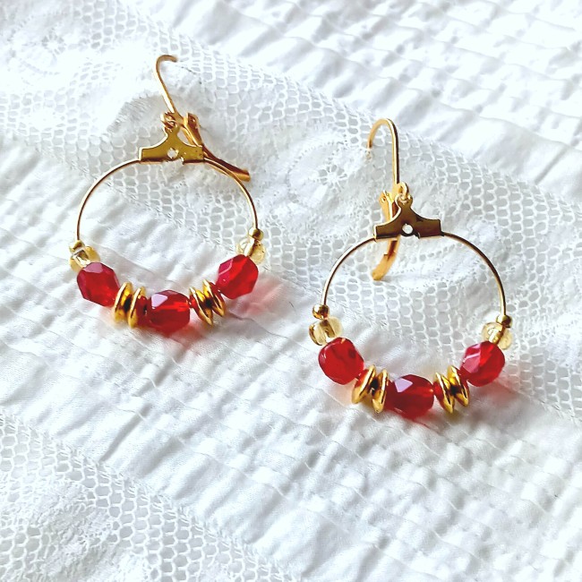 Créoles avec accroche dorée et perles de cristal rouge vif