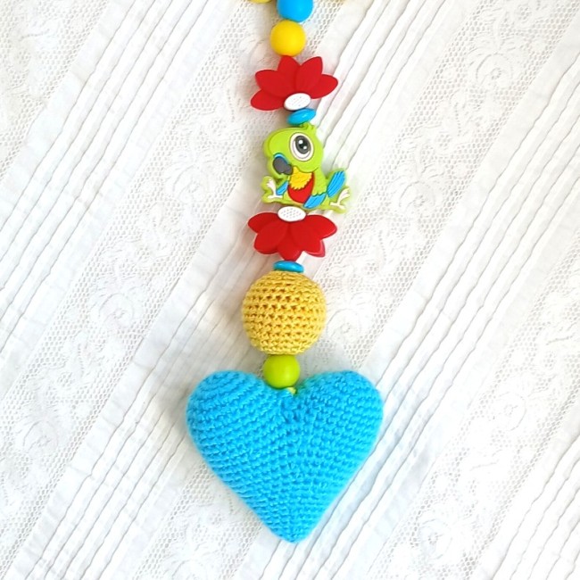 J'ai inséré un grelot dans la grosse perle  jaune et un couineur dans le cœur crocheté pour affiner le sens de l'ouïe. 