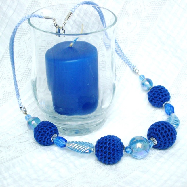 Collier ras du cou réalisé dans une harmonie bleue