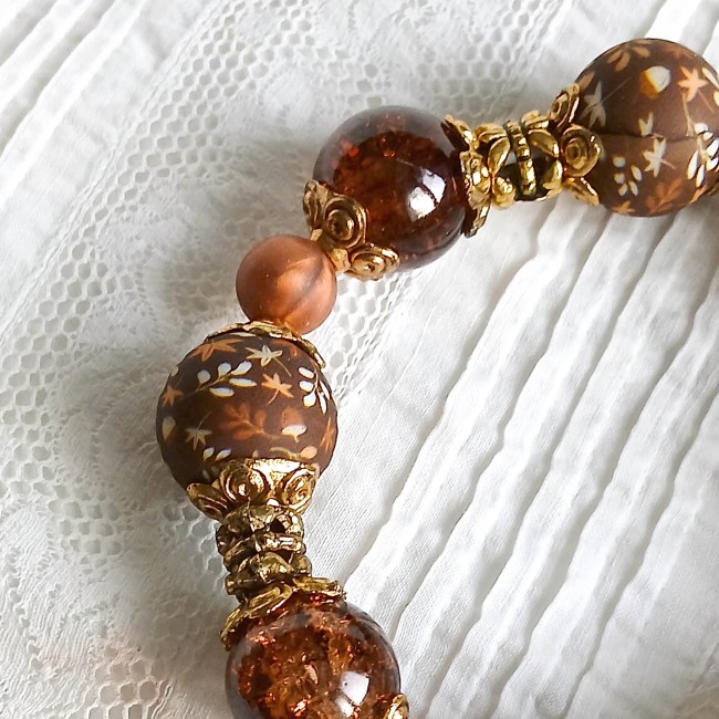 bracelet fantaisie pour femme avec perles verre, métal doré et silicone