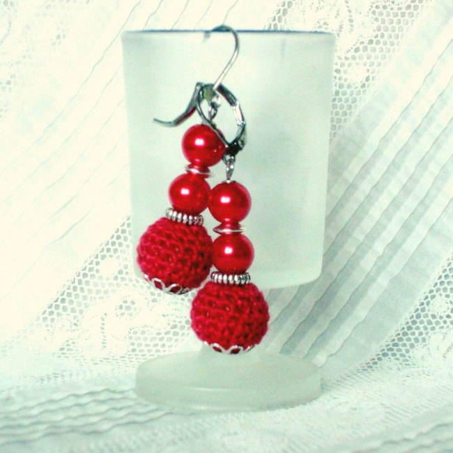 Boucles d'oreille coton crocheté et perles nacrées rouge framboise