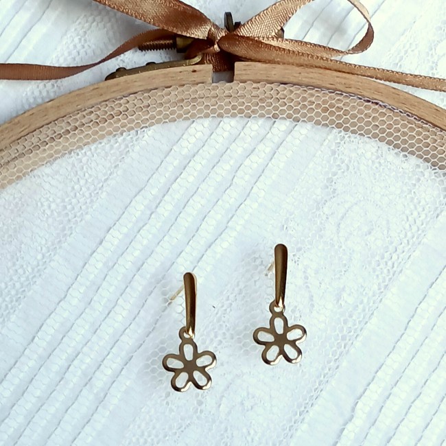 Petite paire de boucles d'oreille légère et raffinée